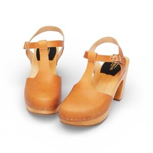 Swedish Hasbeens Tan Leather Clogs!